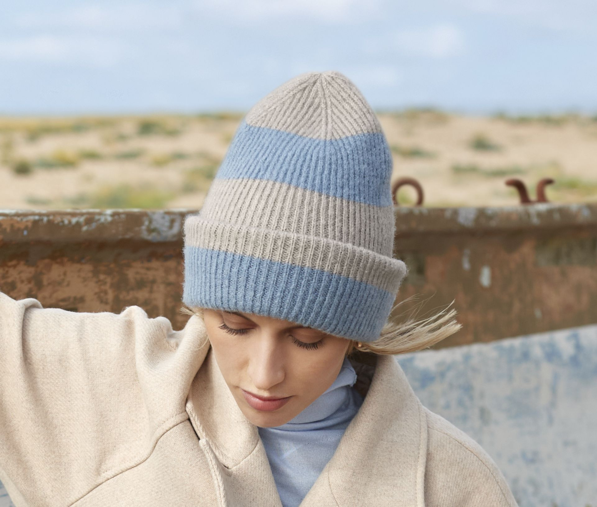 COLOUR BLOCK BEANIE